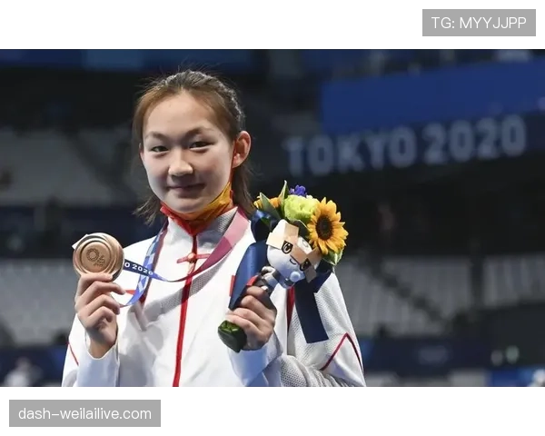 李冰洁泳池里冷得像雕像，出机场照却像随手刷卡的富家闺女